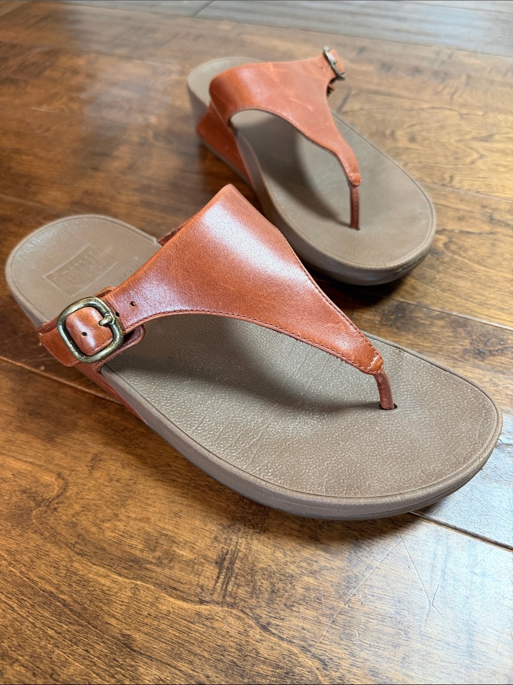 Fitflop LULU Adjustable Leather Toe-Post Thing Sandal, size 8